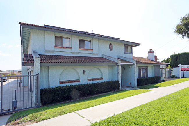 1350 Hillandale Ave in La Habra, CA - Foto de edificio - Building Photo