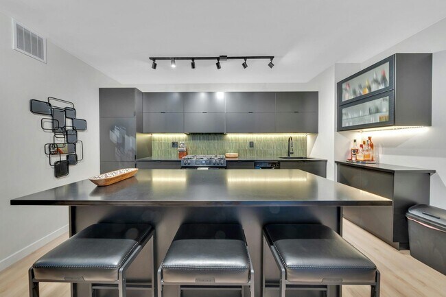 6040 JFK Blvd E in West New York, NJ - Building Photo - Building Photo