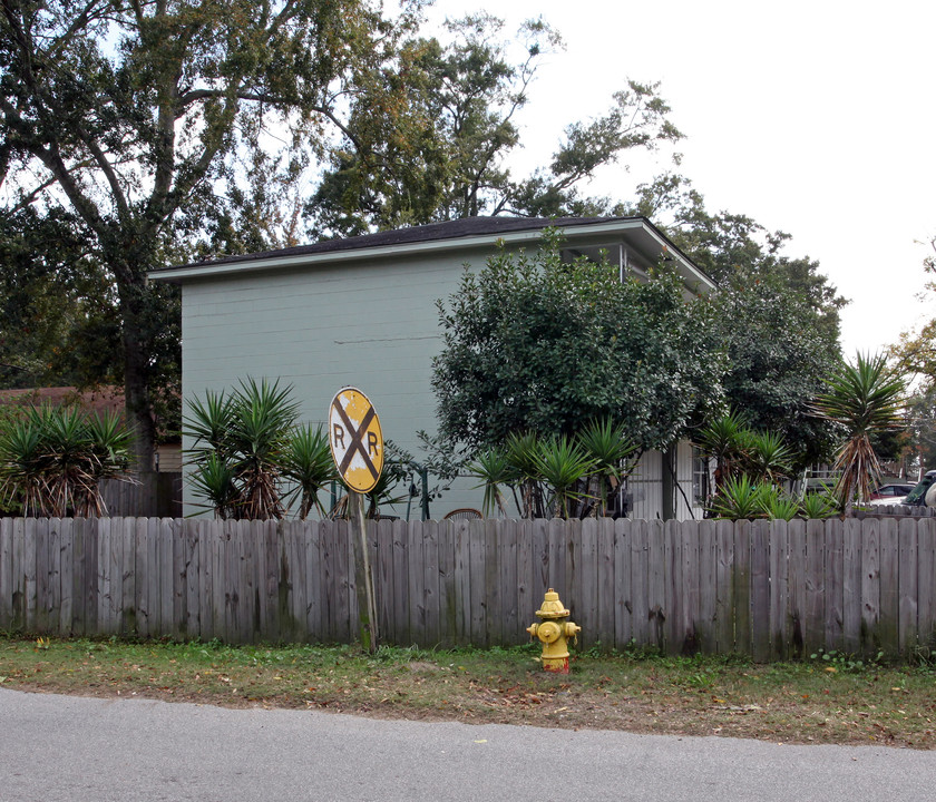 2306 Catalpa Ave in Pascagoula, MS - Building Photo