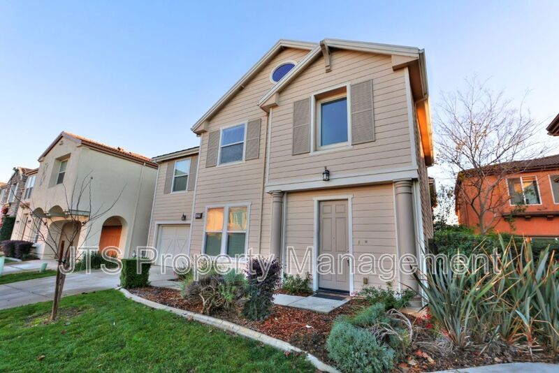 4379 Mt Ivy Way in Rancho Cordova, CA - Foto de edificio