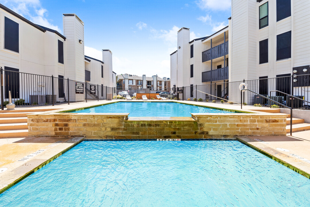 Tides at Royal Lane South in Dallas, TX - Building Photo