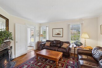 718 Montauk Hwy in East Quogue, NY - Building Photo - Building Photo