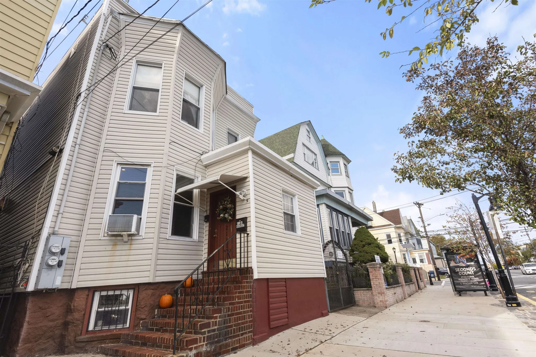 2111 Palisade Ave, Unit 2 in Union City, NJ - Foto de edificio