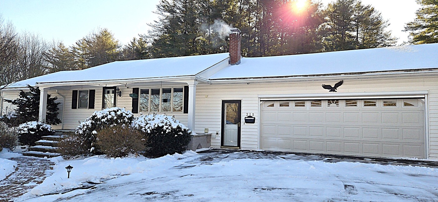 215 Jones Ave in Portsmouth, NH - Building Photo