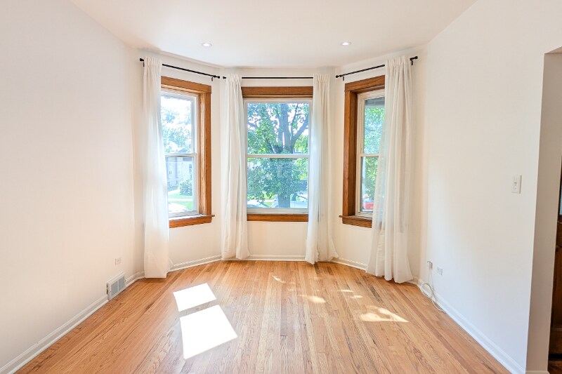 5118 W Hutchinson St in Chicago, IL - Building Photo