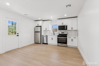 318 Seaman St in New Brunswick, NJ - Building Photo - Building Photo