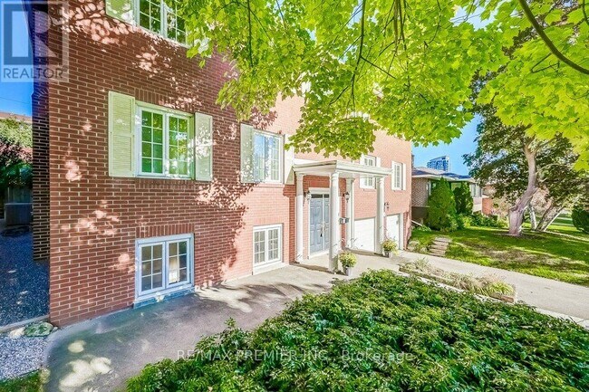 16 Woodvalley Dr in Toronto, ON - Building Photo - Building Photo