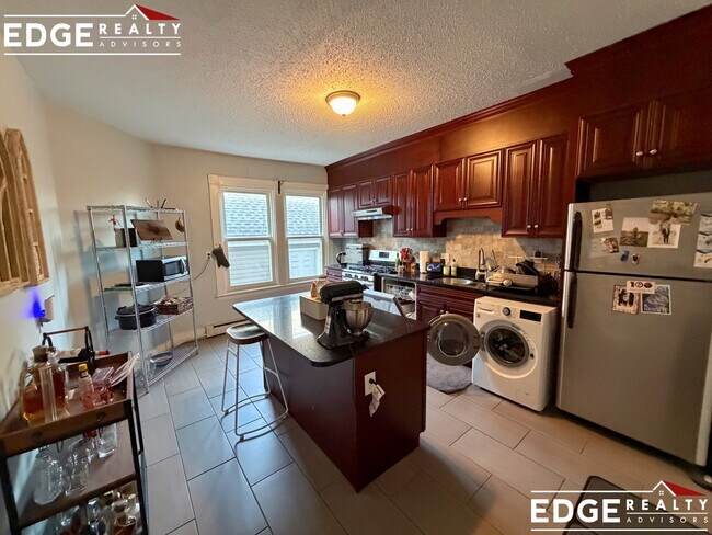 471 Cambridge St, Unit 3 in Cambridge, MA - Foto de edificio - Building Photo