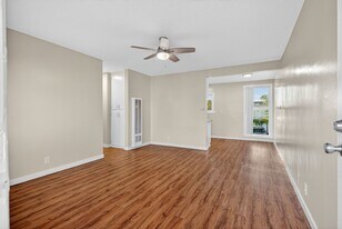 210 E 29th St in Long Beach, CA - Building Photo