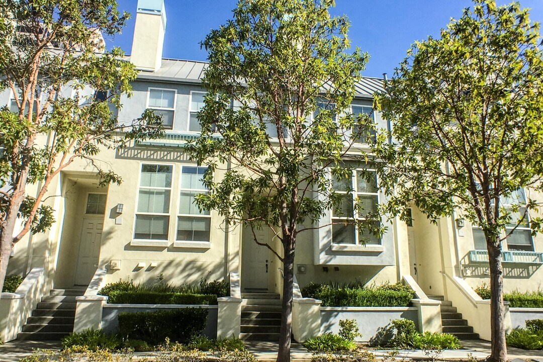 204 Town Green Ln in Foster City, CA - Building Photo