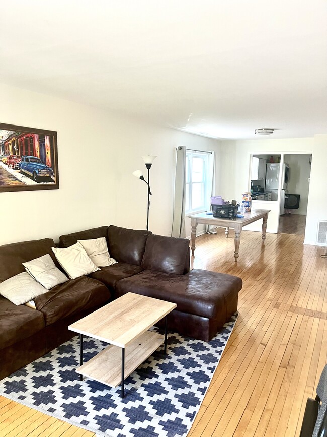 3148 N Clifton Ave, Unit Clifton Unit 2, Unit Clifton Unit 2