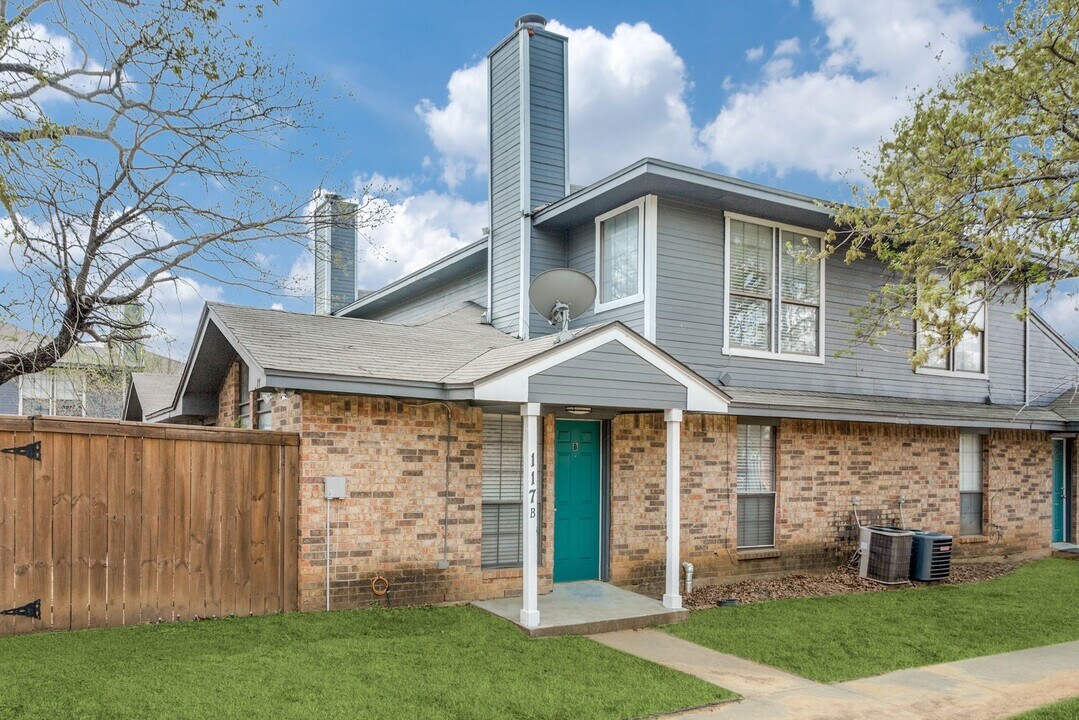117 Peachtree Ct in Kennedale, TX - Building Photo