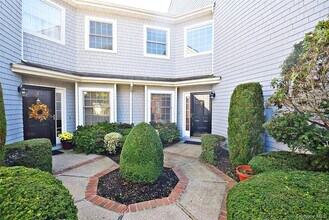 3 Lakebridge Dr S in Kings Park, NY - Foto de edificio - Building Photo