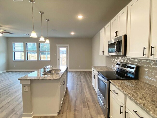 195 Fieldwood Dr in Mustang Ridge, TX - Building Photo - Building Photo