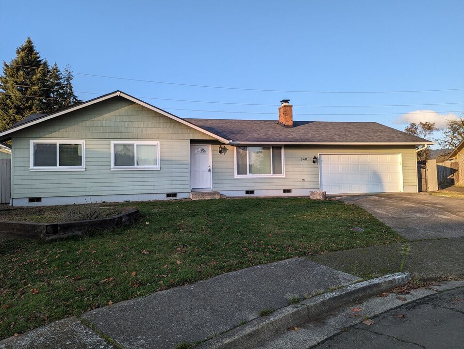 640 T St in Springfield, OR - Building Photo