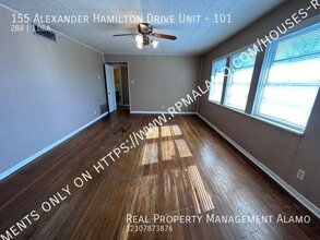 155 Alexander Hamilton Dr in San Antonio, TX - Foto de edificio - Building Photo