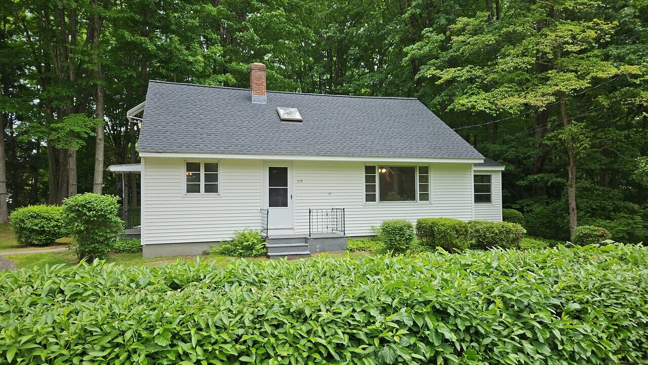 375 Main St in Deep River, CT - Building Photo