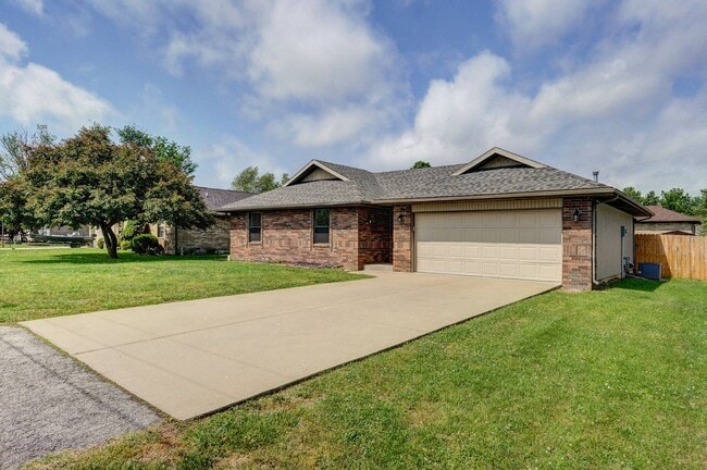 205 Smalley St in Nixa, MO - Building Photo - Building Photo