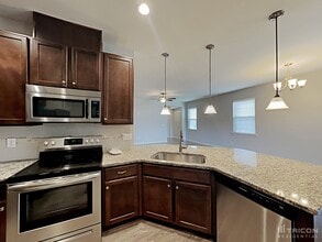 932 Avondale Dr in Clayton, NC - Foto de edificio - Building Photo