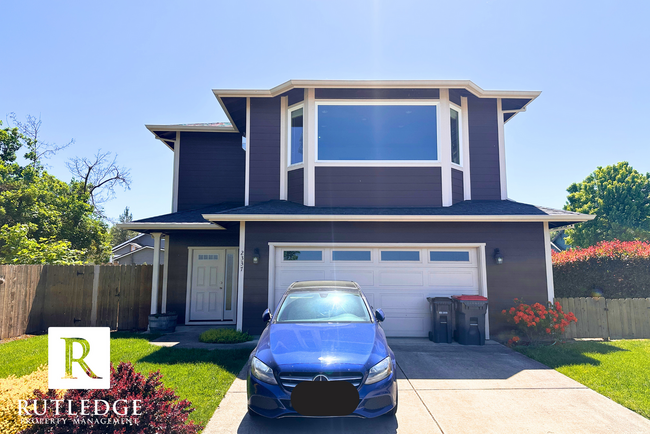 2337 Dahlia Way in Medford, OR - Building Photo - Building Photo