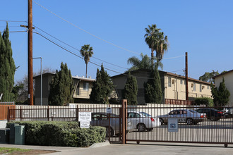 Orlando Woods in El Cajon, CA - Foto de edificio - Building Photo