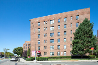 9841 Queens Blvd in Rego Park, NY - Building Photo - Building Photo