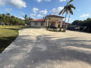 20890 SW 240th St in Homestead, FL - Foto de edificio - Building Photo