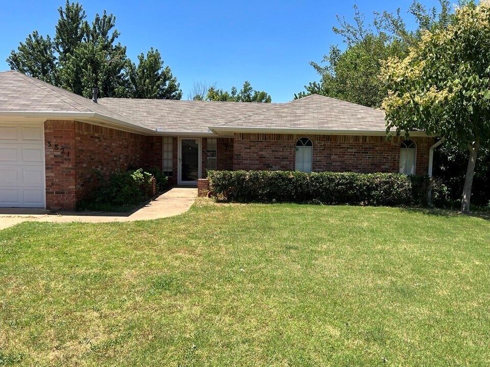 3821 Meadow Ln in Edmond, OK - Building Photo