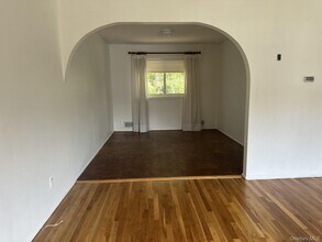 103 Wayne St in Jericho, NY - Building Photo - Building Photo