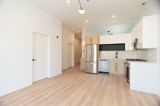 2042 W Irving Park Rd in Chicago, IL - Building Photo - Building Photo