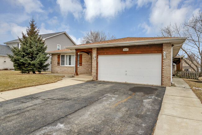 1839 Maroon Bells Ln in Bolingbrook, IL - Building Photo - Building Photo