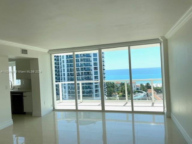 5900 Collins Ave, Unit 1404 in Miami Beach, FL - Foto de edificio - Building Photo