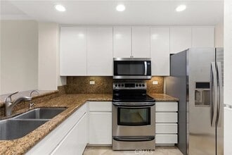 2243 Martin, Unit APT 207 in Irvine, CA - Foto de edificio - Building Photo