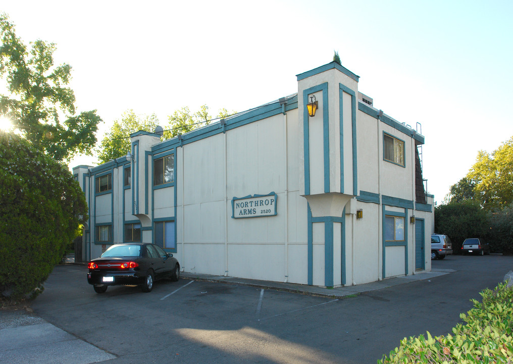 Northrop Arms in Sacramento, CA - Building Photo