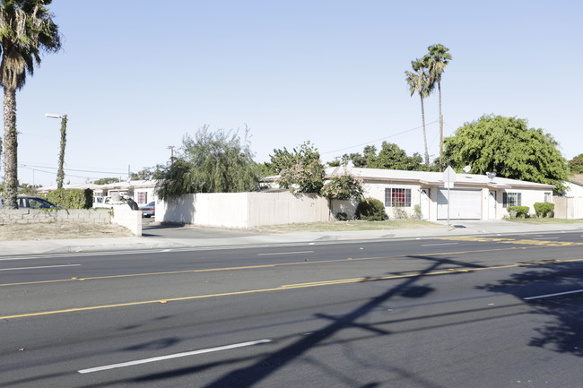 402 S Newhope St in Santa Ana, CA - Foto de edificio - Building Photo