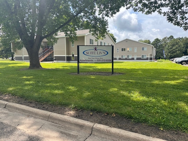 Suite Liv'n College Green in Willmar, MN - Building Photo
