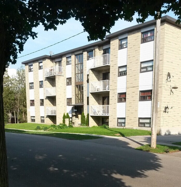 105 Mausser Av in Kitchener, ON - Building Photo