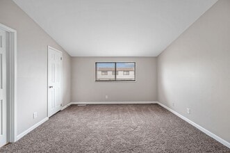 Village Square Townhomes in Cincinnati, OH - Building Photo - Interior Photo