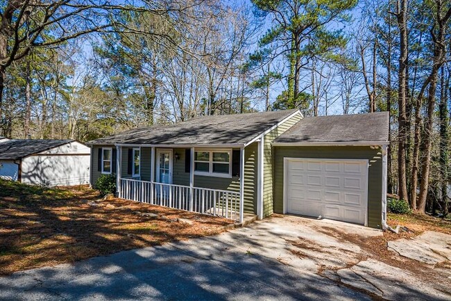 1490 Meadowlark Dr in Decatur, GA - Building Photo - Building Photo
