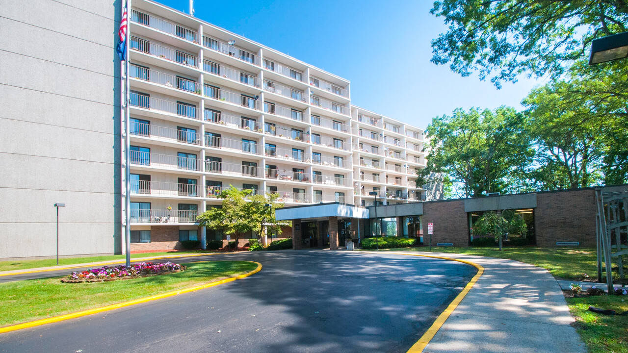 Pine Grove Manor in Muskegon, MI - Building Photo