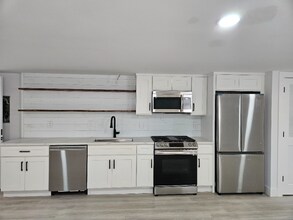 90 Shrewsbury Ave in Red Bank, NJ - Building Photo - Building Photo