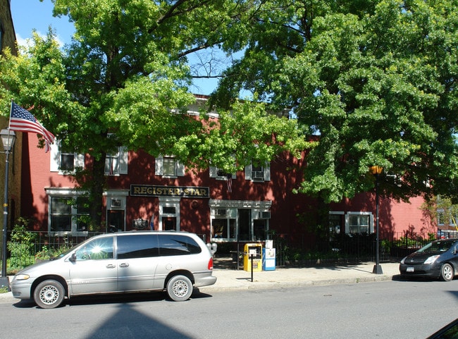 366 Warren St in Hudson, NY - Foto de edificio - Building Photo