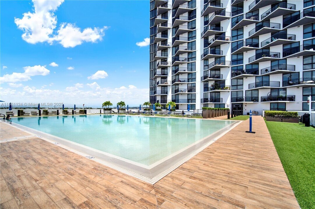 5300 Paseo Blvd in Doral, FL - Building Photo