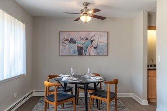 The Arbors of Glen Ellyn in Glen Ellyn, IL - Foto de edificio - Building Photo