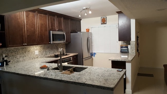 16491 Blatt Blvd, Unit 102 in Weston, FL - Building Photo - Building Photo