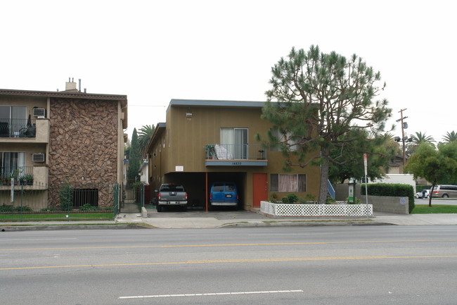 Victory Apartments in Van Nuys, CA - Building Photo - Building Photo