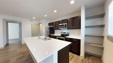 6304 Prospect Ave-Unit -106 in Dallas, TX - Foto de edificio - Building Photo