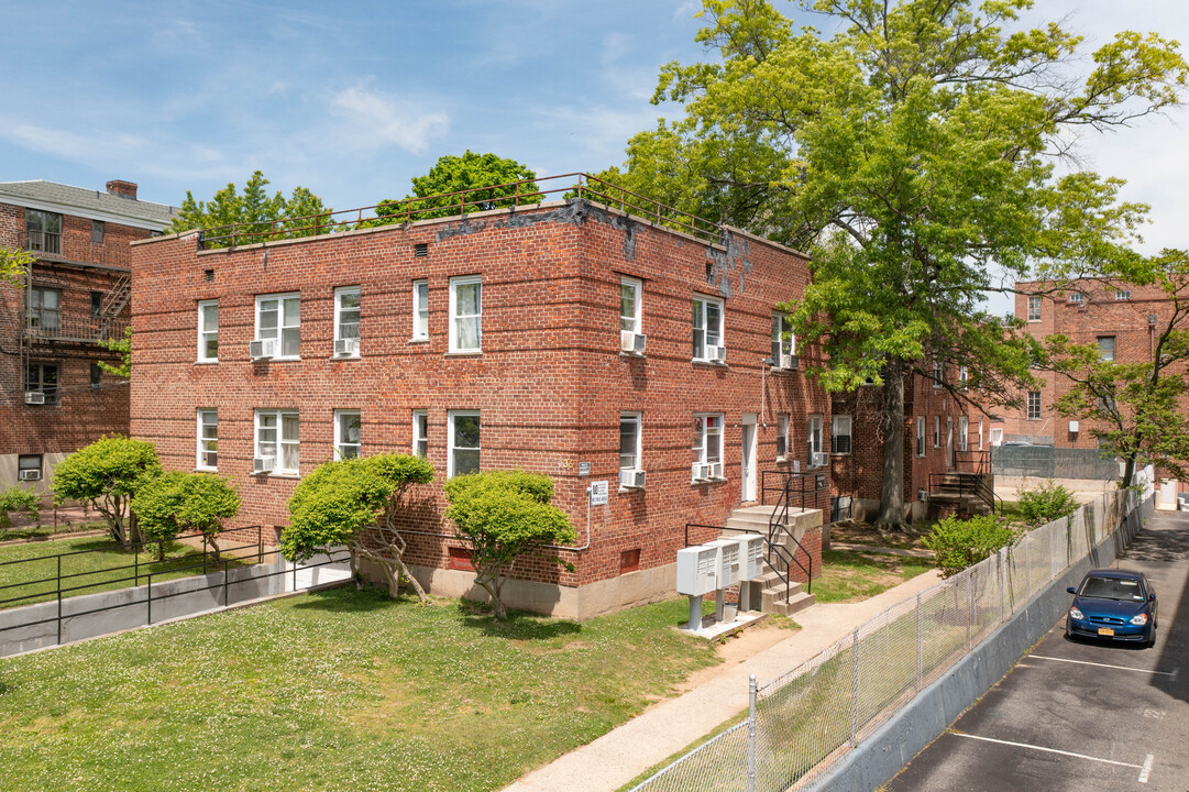 136 Smith St in Freeport, NY - Building Photo