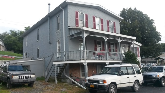 614 County Route 1 in Pine Island, NY - Foto de edificio - Building Photo