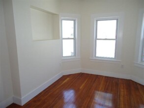 42 Derby St, Unit 3 in Somerville, MA - Building Photo - Building Photo